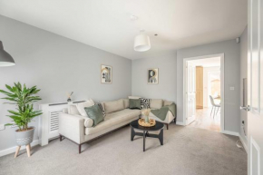 Windsor 10 Mins - 3 Bedrooms, 2 Bathrooms House with Parking